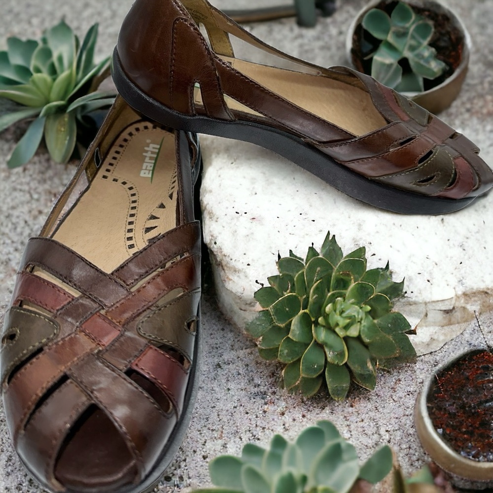 NWB Earth Shoes Leather Enchant Peep Toe Flat Sandal, size 6.5